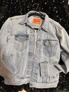 Women’s Levi’s boyfriend denim jacket